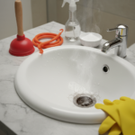 Proste i Skuteczne Metody na Usunięcie Korka z Umywalki – Praktyczny Przewodnik
